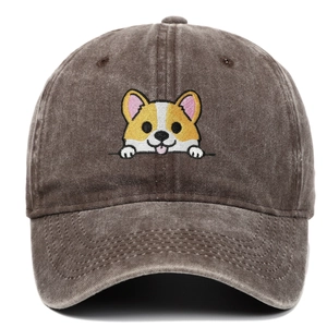 Gros plan de la broderie de Corgi sur une casquette de baseball en coton marron