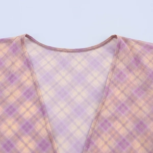 Détail du haut en résille à carreaux violets et jaunes avec col en V et texture du tissu