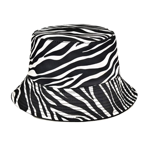 Détail du motif imprimé zèbre sur le tissu en sergé de coton durable du chapeau bob