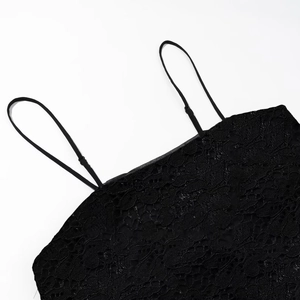 Gros plan sur la dentelle noire délicate et la fine bretelle du haut sans manches