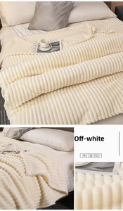 Dettaglio di una coperta in flanella bianco crema con spessa trama a righe verticali