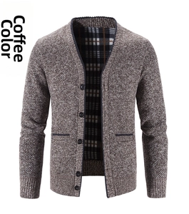 Detailaufnahme der braunen Strickjacke mit Knopfleiste und kariertem Innenfutter