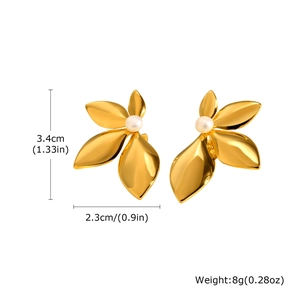 Détail montrant les dimensions des boucles d'oreilles feuille dorée avec perles