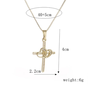 Dettaglio della collana con croce e cuori intrecciati con misure indicate in centimetri