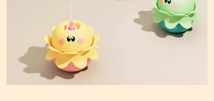 Dettaglio di giochi per gatti a forma di fiore con visi carini e delicati colori pastello