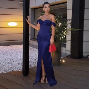 Robe de soirée en satin bleu foncé avec col bardot et fente haute pour un look élégant