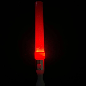 Detail eines roten LED-Leuchtstabs mit weißem Knopf und funkelnder Oberfläche