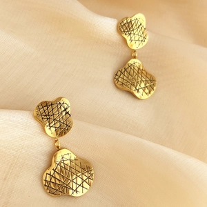 Textured geometric earrings in 18K gold plated stainless steel on beige velvet