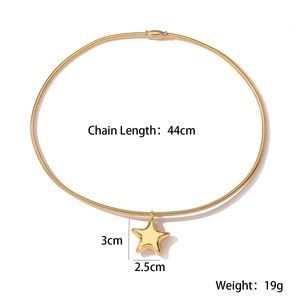 Detailed view of gold star pendant necklace with 44cm snake chain and dimension labels