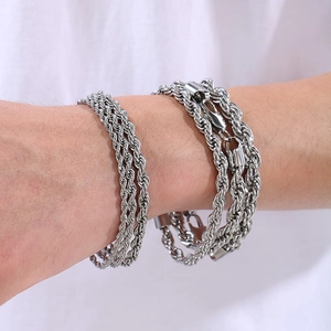 Bracelets chaîne torsadée en acier titane argenté présentés sur le poignet d'un mannequin