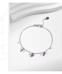 Dettaglio del bracciale in argento s925 con gemme viola e catena regolabile