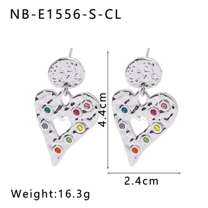 Detail of silver heart earrings with colorful zircons and dimensions 4.4cm by 2.4cm
