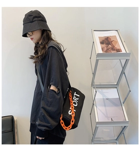 Sac cylindre en nylon noir avec chaîne en plastique orange et inscription Sport