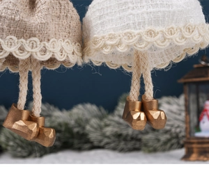 Gros plan détaillé de poupées anges de Noël avec jambes en lin et bottes dorées pailletées