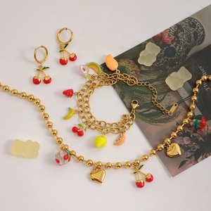 Ensemble collier perle dorée avec pendentifs fruits fraise cerise et cœurs