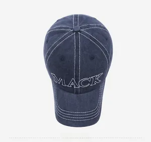 Dettaglio del berretto da baseball in cotone lavato blu navy con ricamo MACK bianco