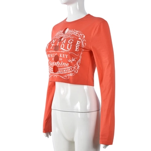 Detailansicht des orangen Crop Tops mit runden Ausschnitten und Vintage-Whisky-Druck