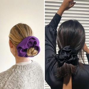 Detailansicht großer Satin-Haargummis in Lila und Schwarz mit seidiger Textur
