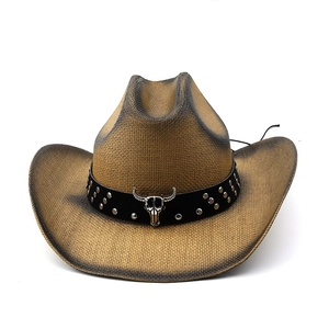 Détail d'un chapeau de cow-boy vintage avec emblème de crâne de taureau et bande cloutée