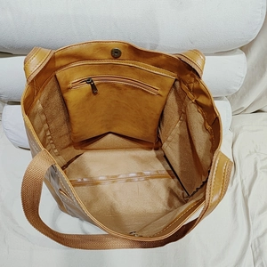 Vue de dessus de l'intérieur du sac cabas vintage en similicuir avec poche zippée
