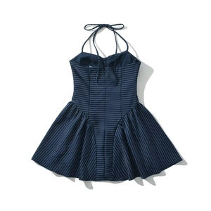 Robe dos nu à rayures bleu marine coupe ajustée avec boutons et jupe plissée