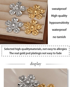 Détail de boucles d'oreilles fleur en acier 316 avec placage PVD or 18K texturé