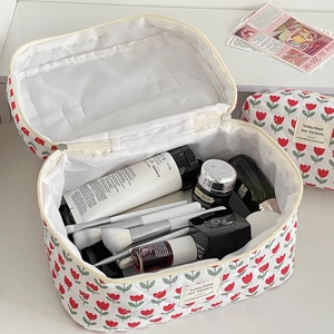 Set beauty case in cotone trapuntato con stampa tulipani rossi e design floreale