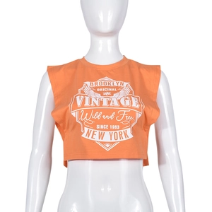 Dettaglio del crop top arancione senza maniche con stampa vintage di lettere Brooklyn