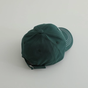 Vue détaillée de la casquette de baseball en coton vert foncé avec boucle en métal