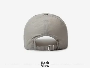 Détail de la casquette grise à séchage rapide avec trous de ventilation et boucle réglable