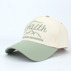 Détail de la broderie Faith et silhouette de montagne sur casquette bicolore