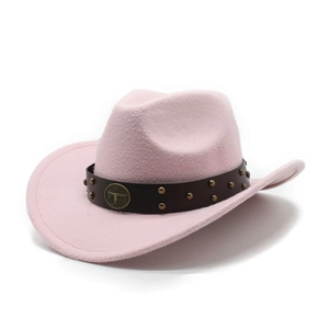 Détail d'un chapeau de cowboy en laine rose avec bande cloutée et emblème de taureau