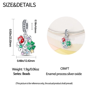 Dettaglio ciondolo in argento con coccinella e quadrifoglio, misura 23,5 mm per 12,42 mm