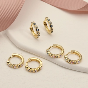 Tres pares de pendientes de aro dorados con esmalte de ojo turco y circón brillante