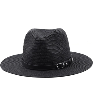 Détail d'un chapeau de paille noir avec ruban en cuir et boucle métallique
