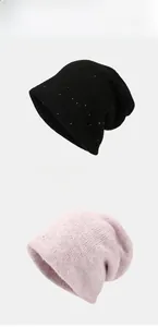 Dettaglio della maglia di alta qualità e paillettes su berretti neri e rosa pastello