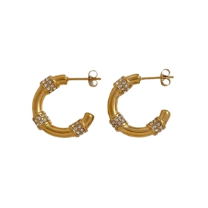 Boucles d'oreilles créoles dorées en C avec trois rangées de cristaux étincelants