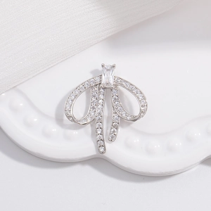 Pendentif nœud en argent S925 avec micro-pavage en zircone et cristal rectangulaire