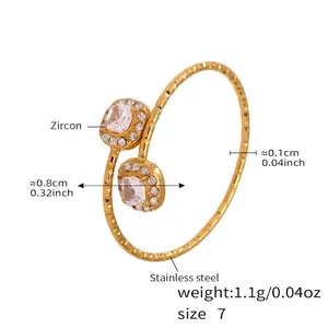 Détails d'une bague en acier inoxydable plaqué or 18 carats avec zircons carrés et ronds