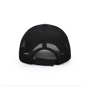 Vista posteriore del cappellino nero in mesh traspirante con cinturino regolabile a strappo