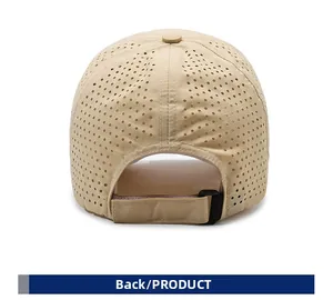 Vue arrière d'une casquette de sport beige avec perforations laser et sangle réglable