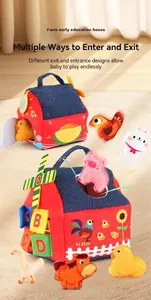 Dettaglio casa fattoria in peluche con marionette animali e blocchi con lettere ABC