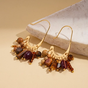 Détail des boucles d'oreilles à pompons plaquées or 18 carats avec perles en pierre naturelle