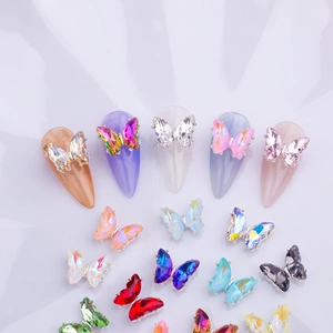 Vista detallada de dijes de mariposa de cristal 3D para uñas en puntas de uñas almendra