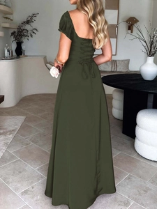 Detailansicht eines olivgrünen Kleides mit Puffärmeln und eleganter Schnürung am Rücken