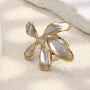 Vue détaillée macro d'une bague fleur bicolore plaquée or 18K avec texture martelée fine