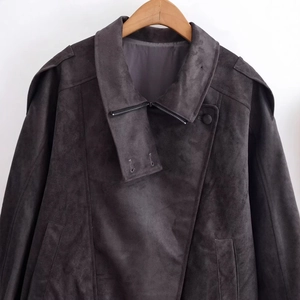 Veste de motard en daim gris anthracite pour femme avec revers sur cintre en bois