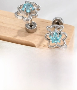 Detail of silver bear stud earring with blue star zircon and titanium steel dimensions