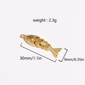 Pendentif carpe koi articulé avec yeux rouges et dimensions du produit en doré