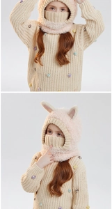 Détail d'une capuche en peluche rose avec oreilles de lapin et masque pour set enfant